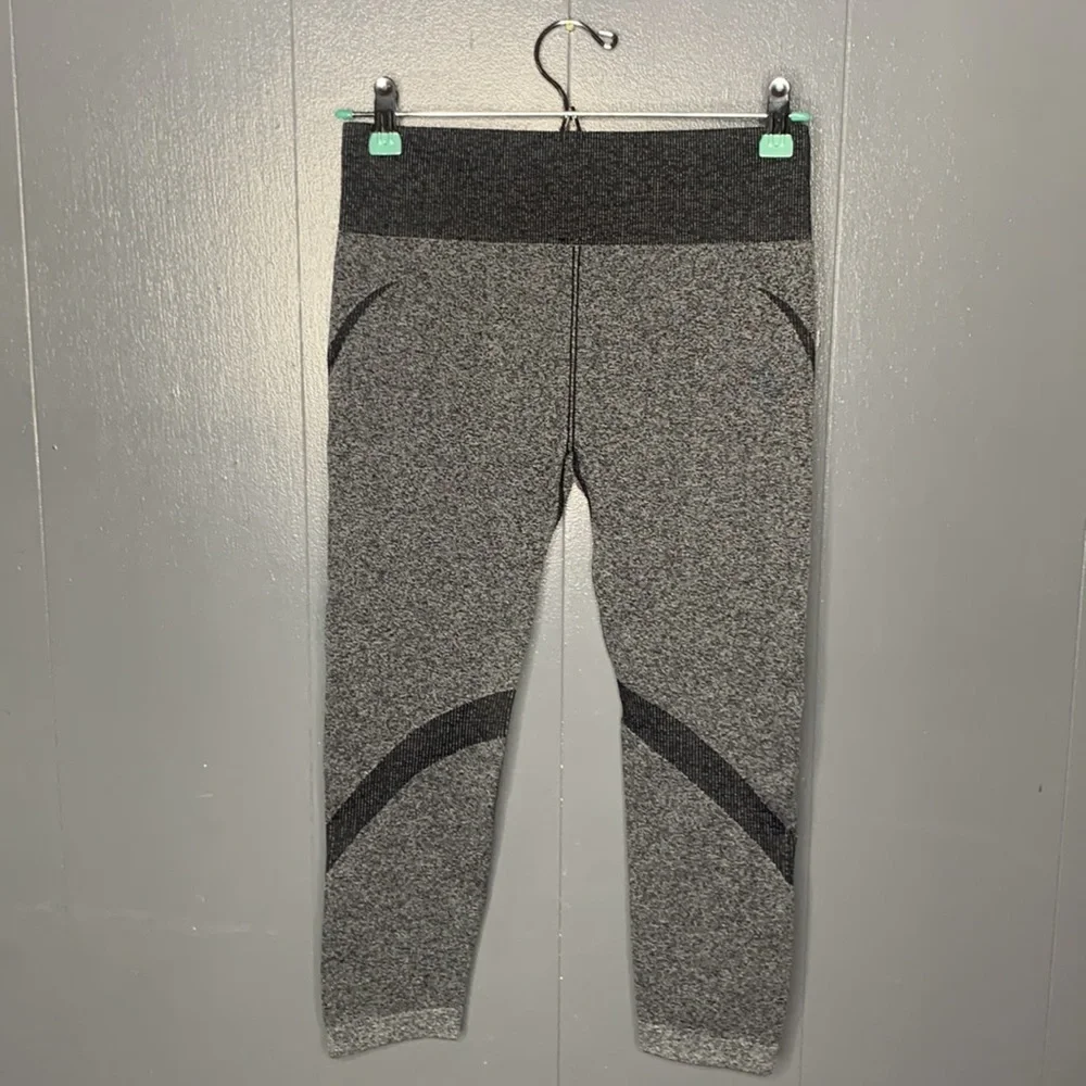 Fabletics Black High-Waisted Seamless Arlene Capri Tight Legging Size‎ S (4-6)